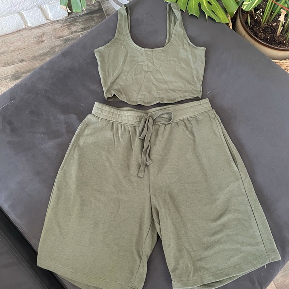 New crop top top w/ high waist shorts - Picture 3 of 3